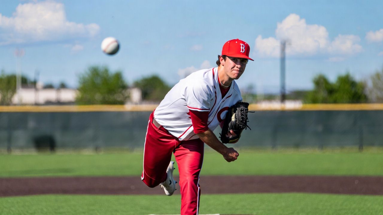 baseball pitcher throwing cball